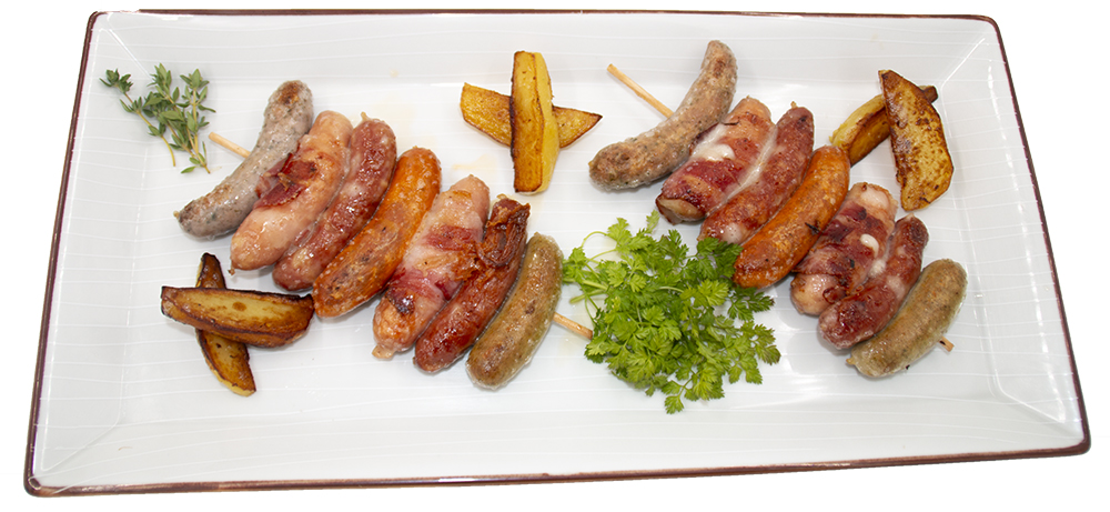 Grillwurst Spieße am Teller